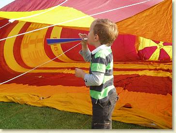 20070602-03 Lucht in de ballon blazen met mijn toeter